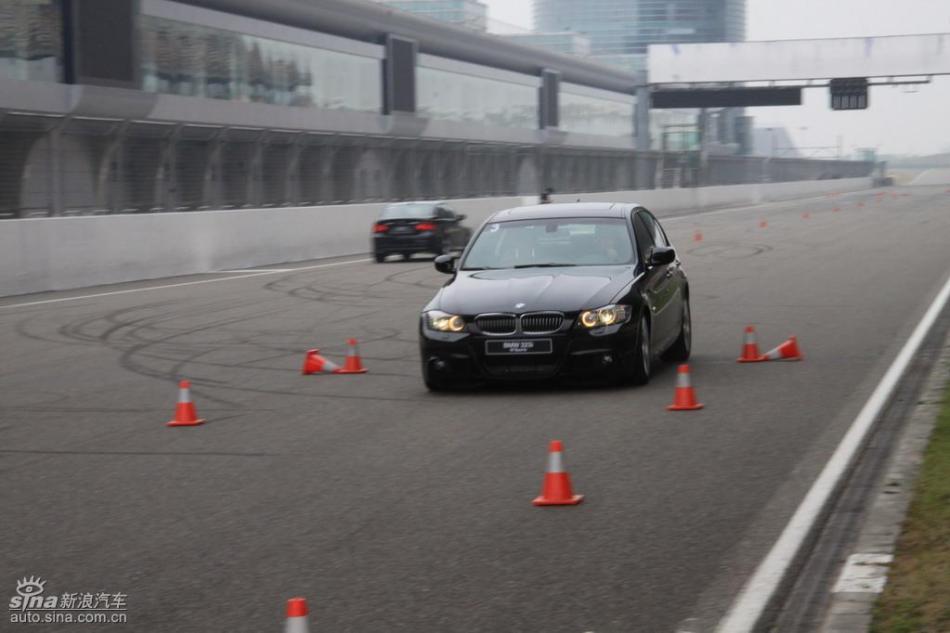 BMW 325i M运动型动态实拍图