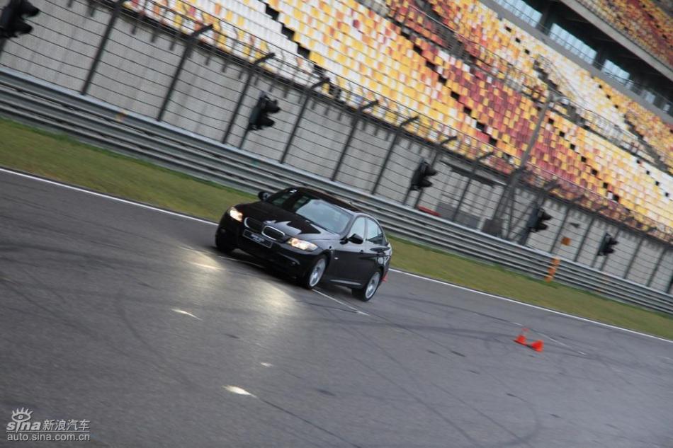 BMW 325i M运动型动态实拍图