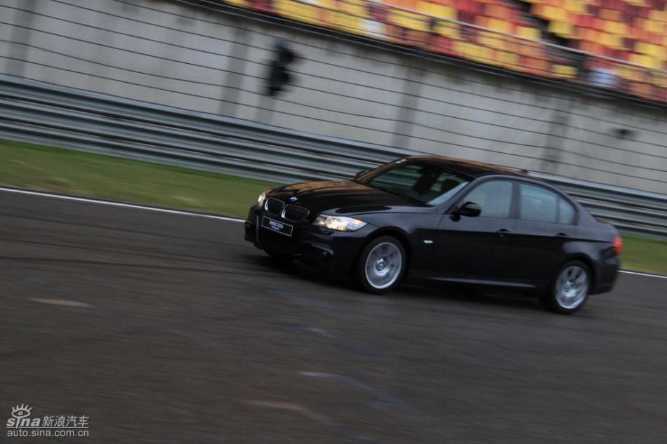 BMW 325i M运动型动态实拍图