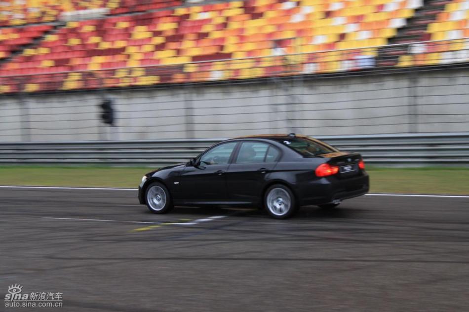 BMW 325i M运动型动态实拍图