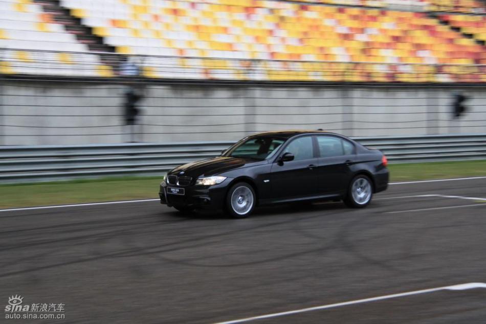 BMW 325i M运动型动态实拍图