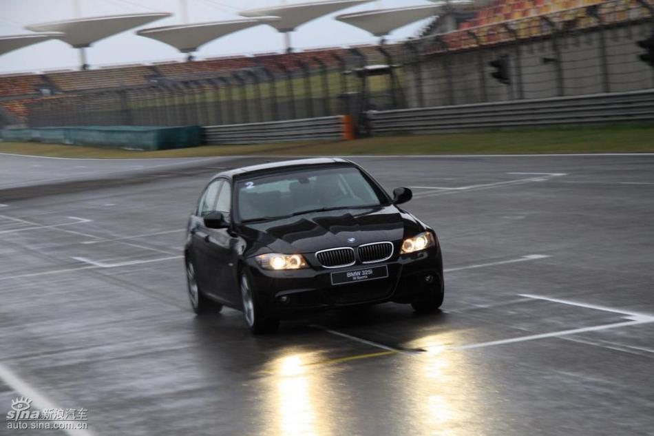 BMW 325i M运动型动态实拍图