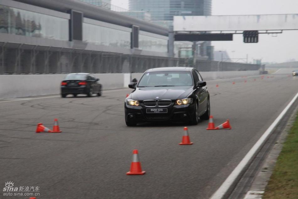 BMW 325i M运动型动态实拍图