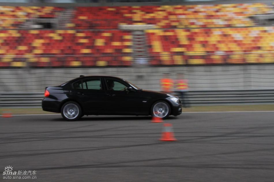 BMW 325i M运动型动态实拍图