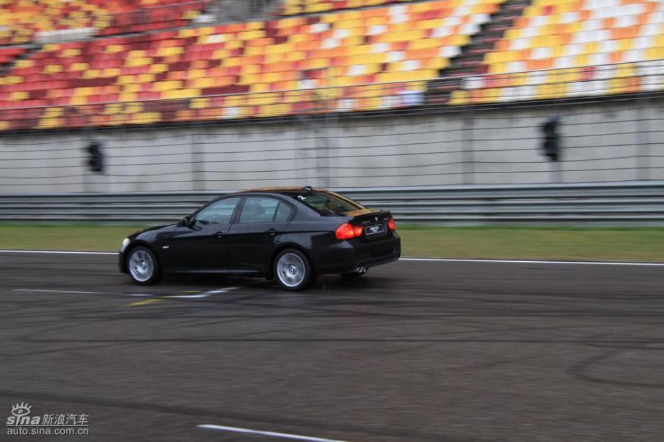 BMW 325i M运动型动态实拍图