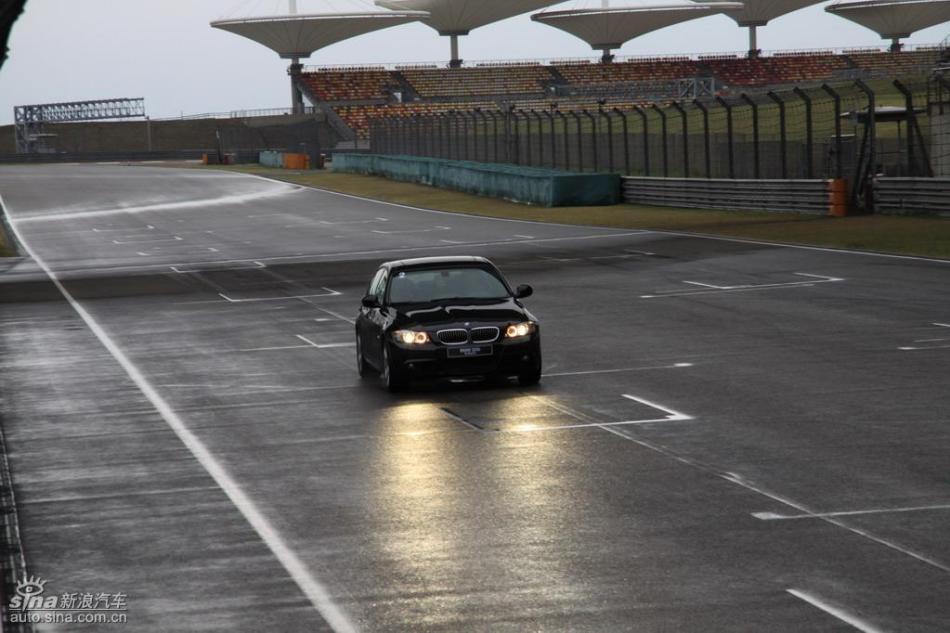 BMW 325i M运动型动态实拍图