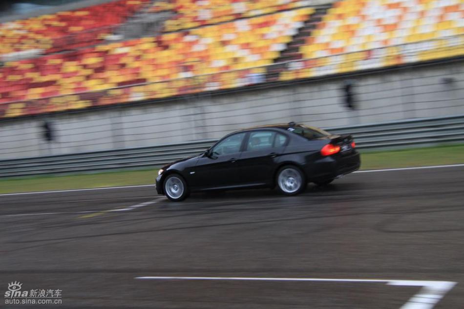 BMW 325i M运动型动态实拍图