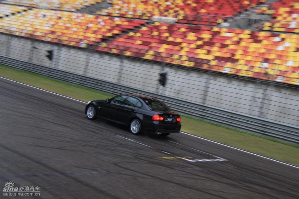 BMW 325i M运动型动态实拍图