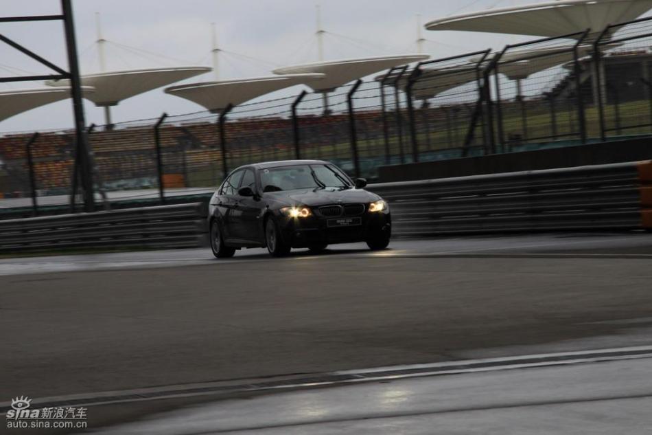 BMW 325i M运动型动态实拍图