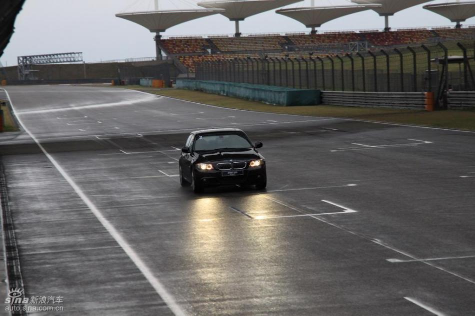 BMW 325i M运动型动态实拍图