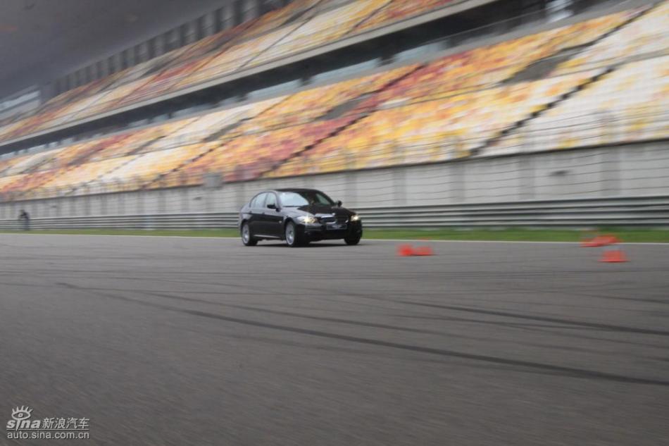 BMW 325i M运动型动态实拍图