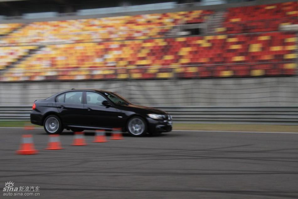 BMW 325i M运动型动态实拍图