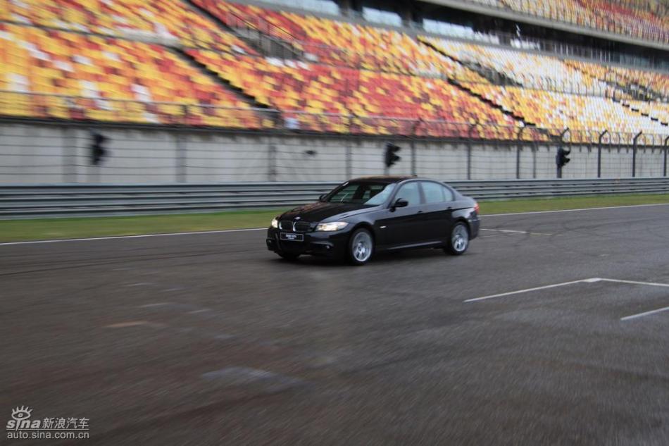 BMW 325i M运动型动态实拍图