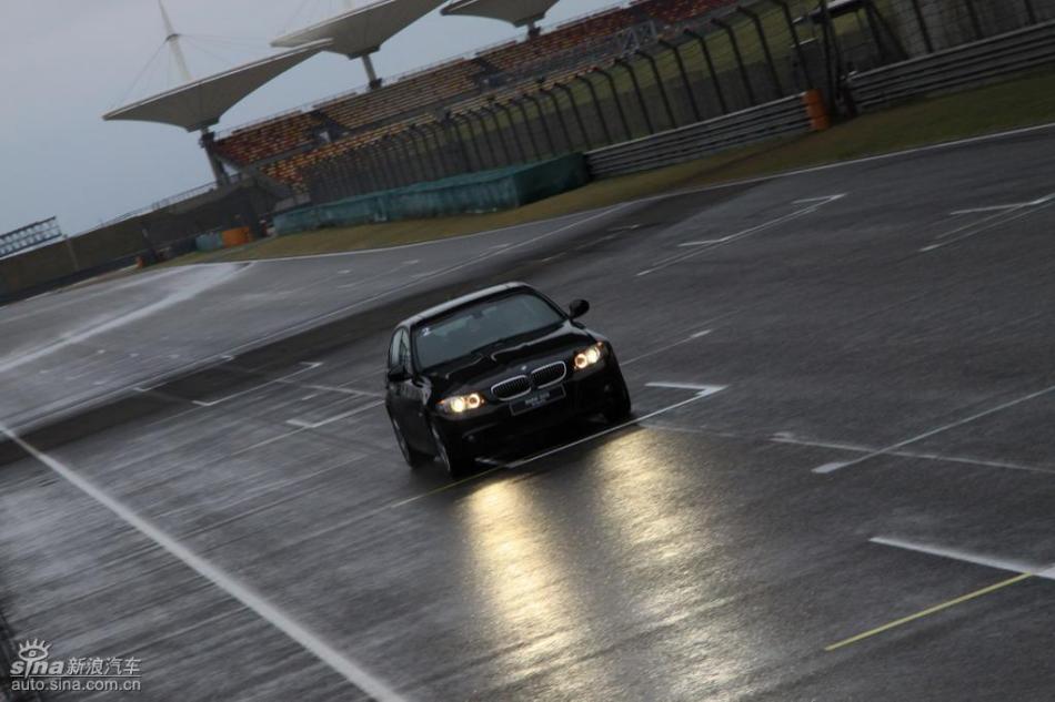 BMW 325i M运动型动态实拍图