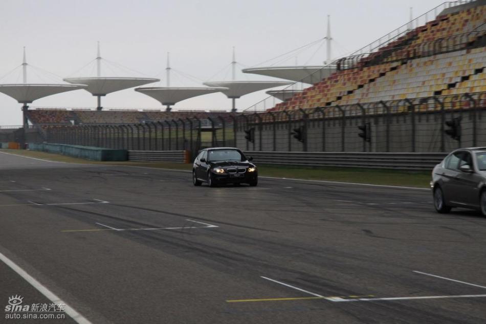 BMW 325i M运动型动态实拍图