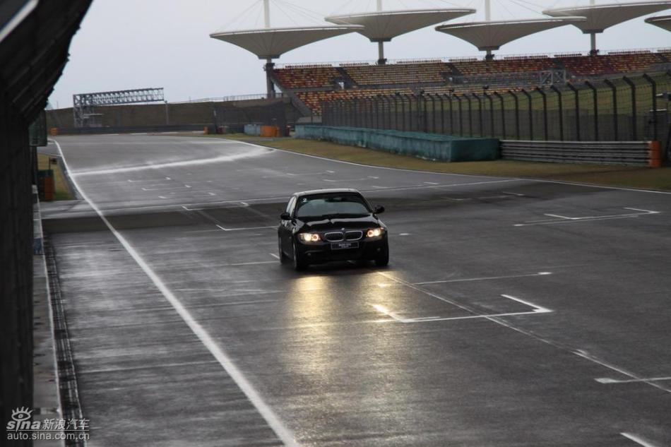 BMW 325i M运动型动态实拍图