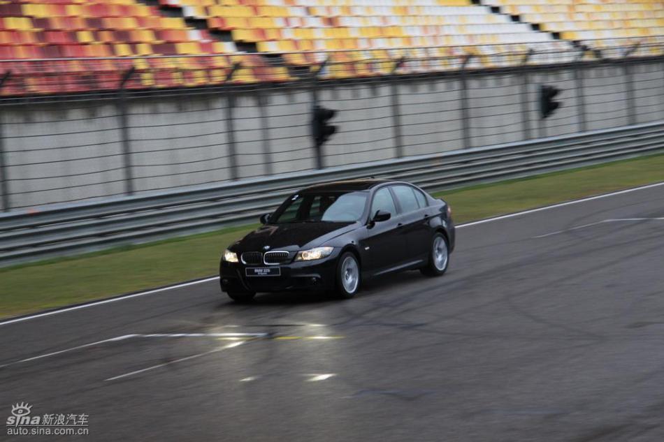 BMW 325i M运动型动态实拍图