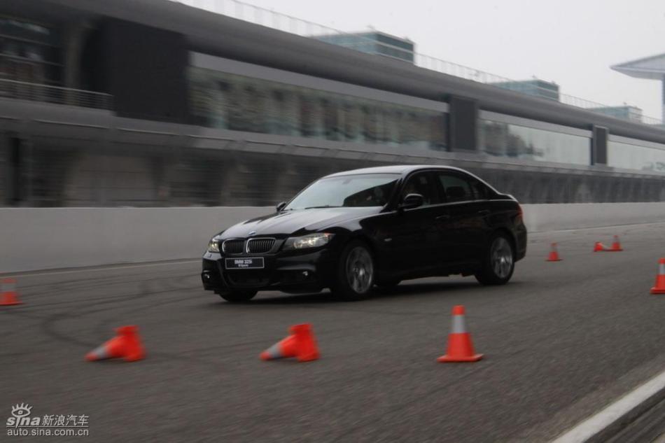 BMW 325i M运动型动态实拍图