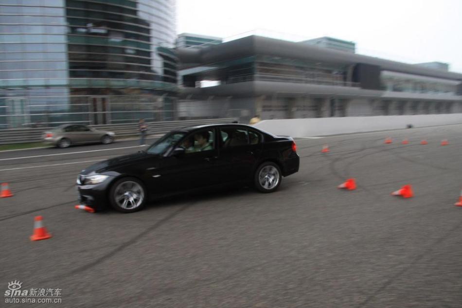 BMW 325i M运动型动态实拍图