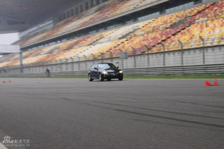 BMW 325i M运动型动态实拍图