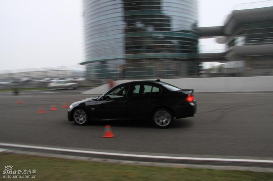 BMW 325i M运动型动态实拍图