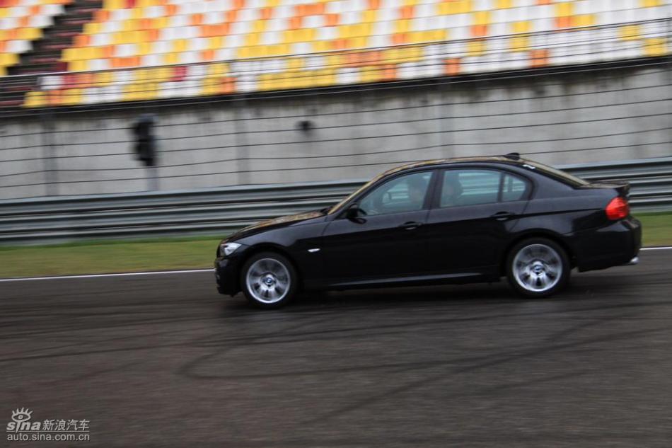 BMW 325i M运动型动态实拍图