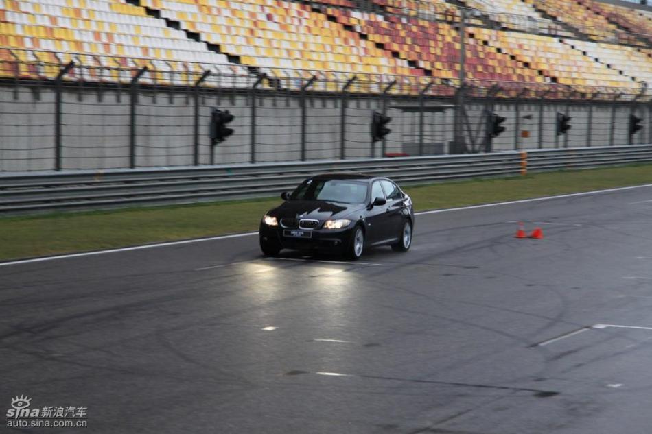 BMW 325i M运动型动态实拍图