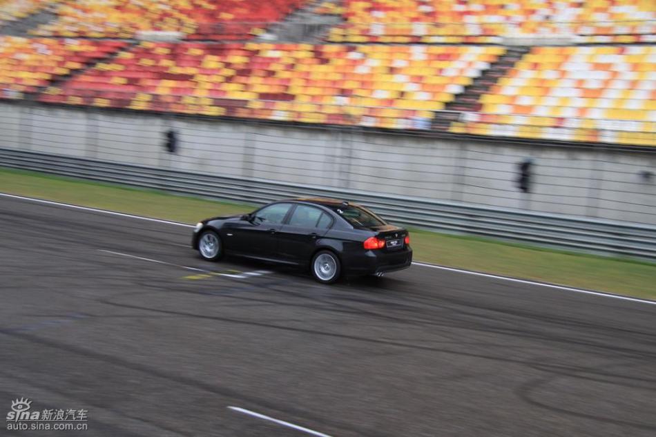 BMW 325i M运动型动态实拍图