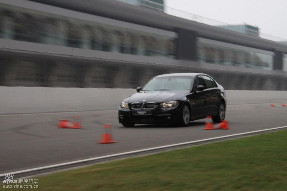 BMW 325i M运动型动态实拍图