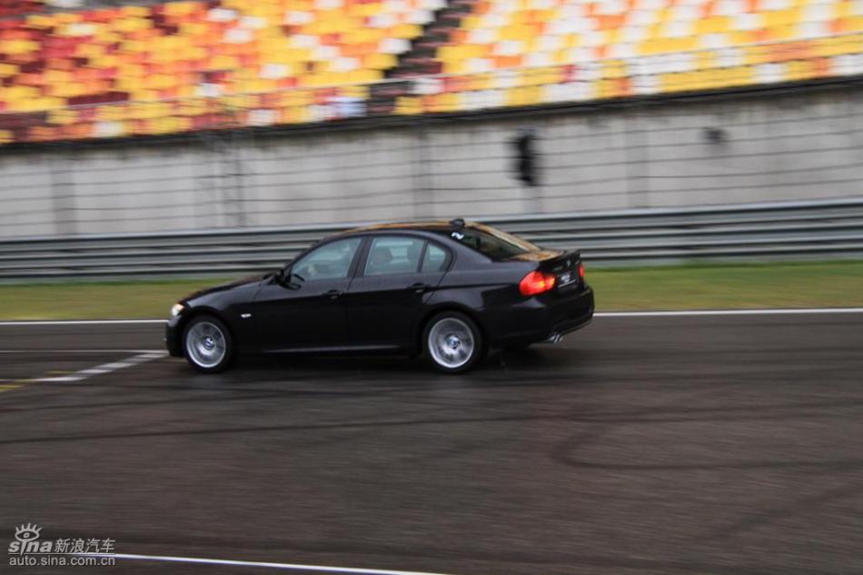 BMW 325i M运动型动态实拍图