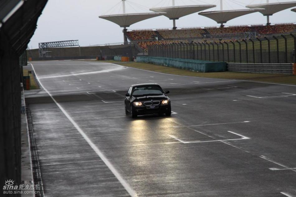 BMW 325i M运动型动态实拍图