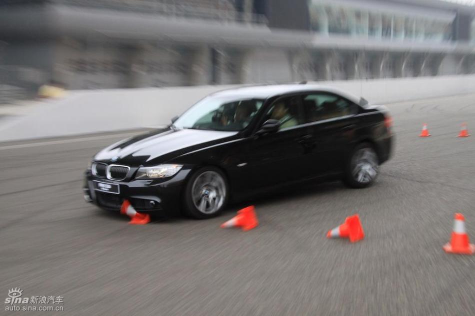 BMW 325i M运动型动态实拍图