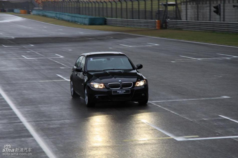 BMW 325i M运动型动态实拍图