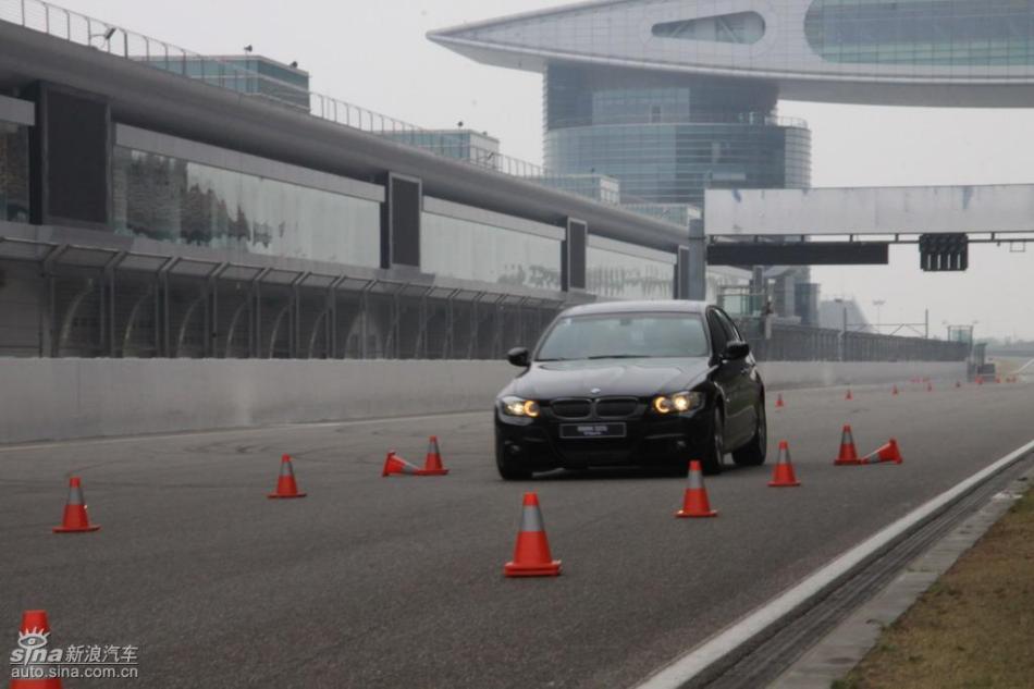 BMW 325i M运动型动态实拍图