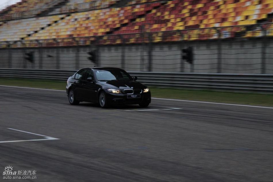 BMW 325i M运动型动态实拍图