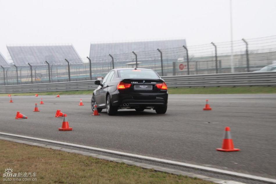 BMW 325i M运动型动态实拍图