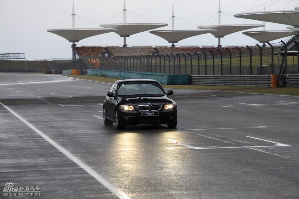 BMW 325i M运动型动态实拍图
