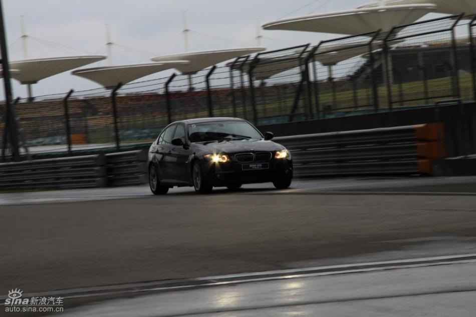 BMW 325i M运动型动态实拍图