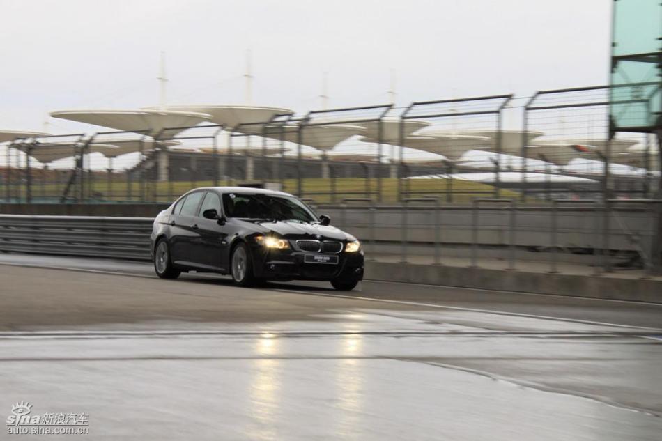 BMW 325i M运动型动态实拍图