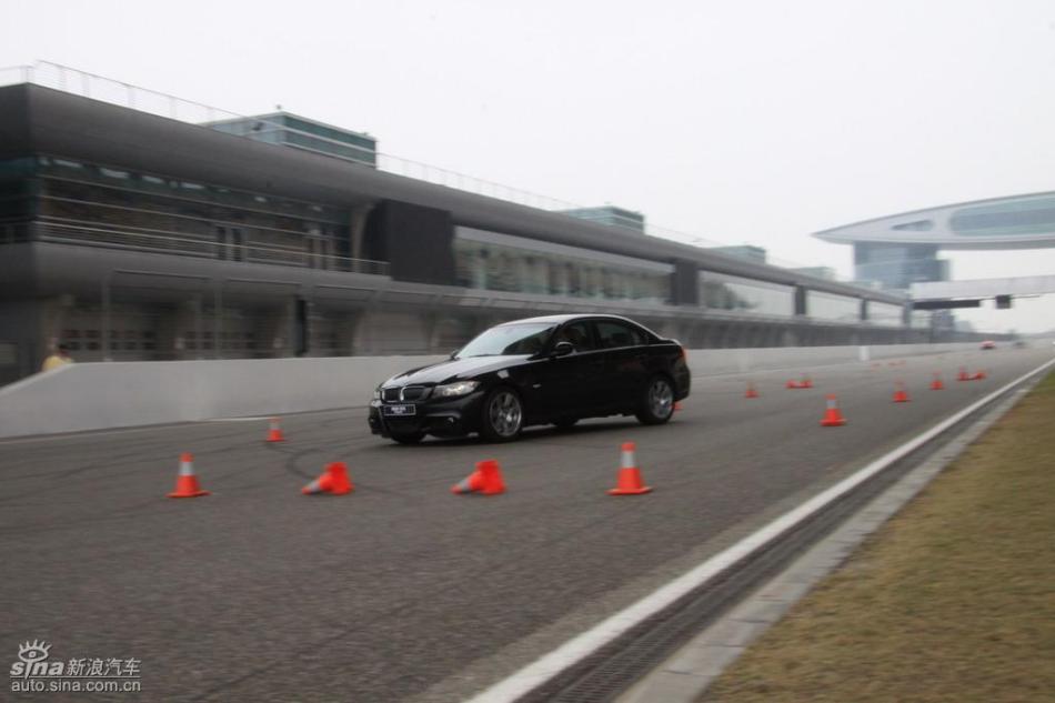 BMW 325i M运动型动态实拍图