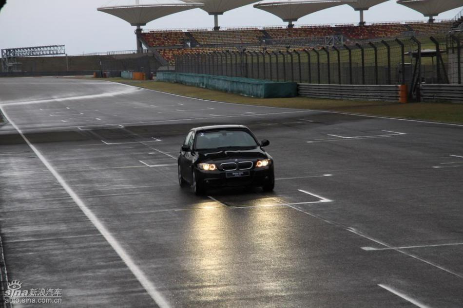 BMW 325i M运动型动态实拍图
