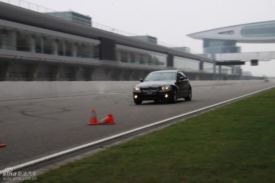 BMW 325i M运动型动态实拍图