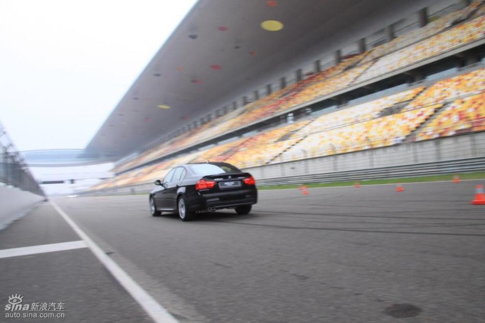 BMW 325i M运动型动态实拍图