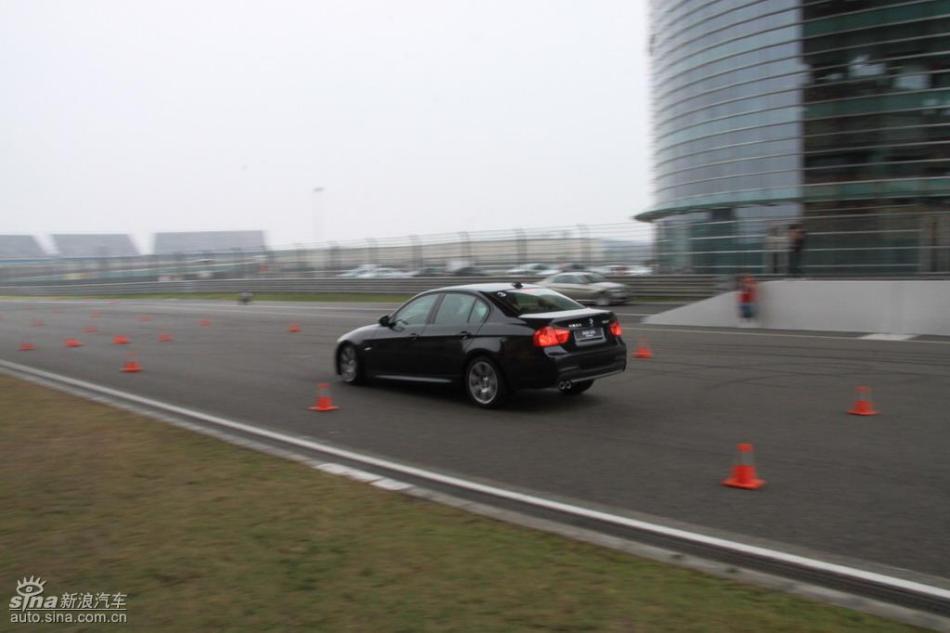 BMW 325i M运动型动态实拍图