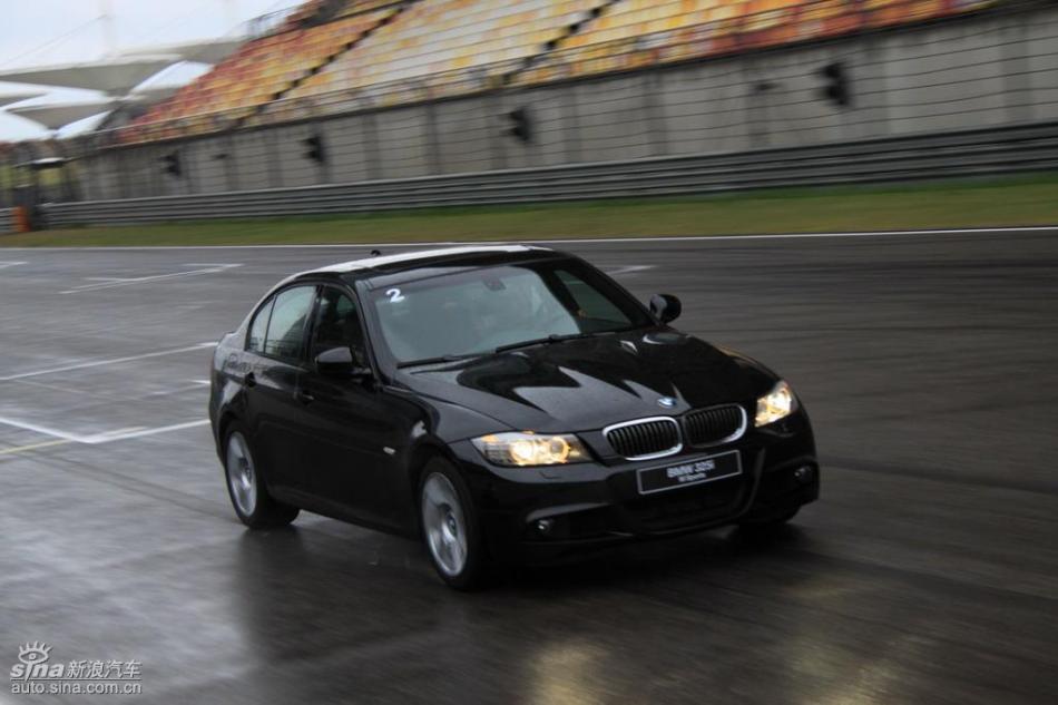 BMW 325i M运动型动态实拍图