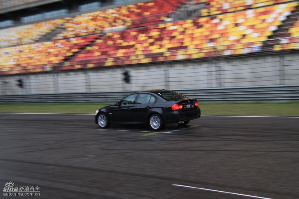 BMW 325i M运动型动态实拍图