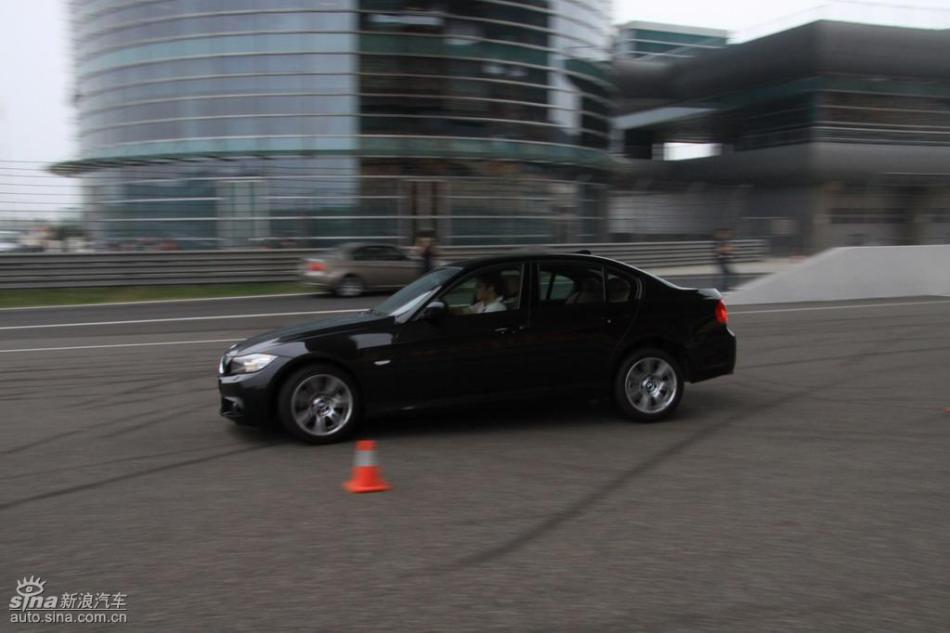 BMW 325i M运动型动态实拍图