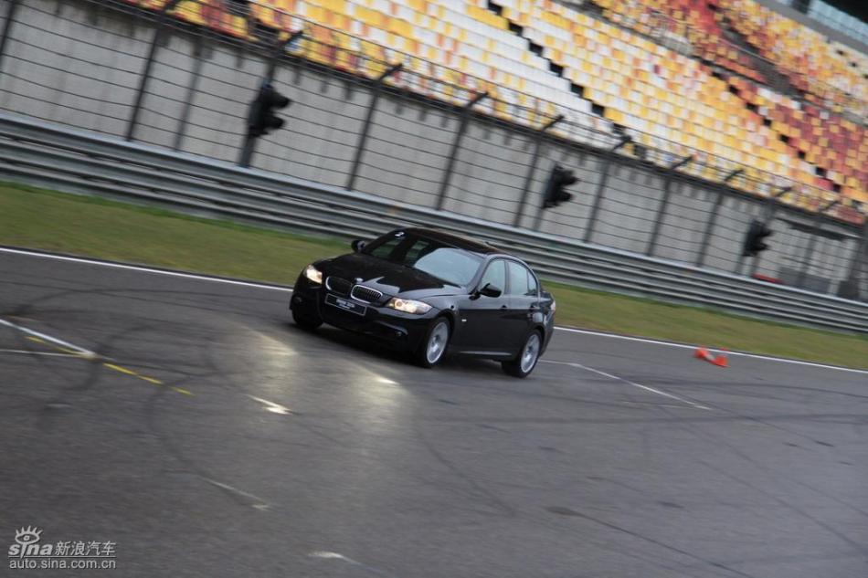 BMW 325i M运动型动态实拍图