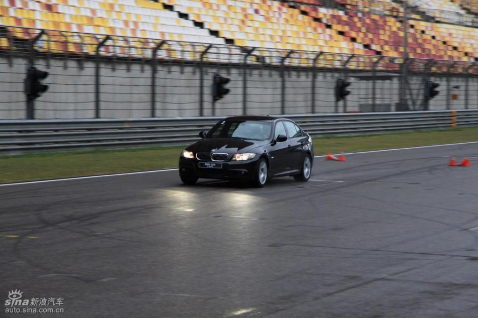 BMW 325i M运动型动态实拍图