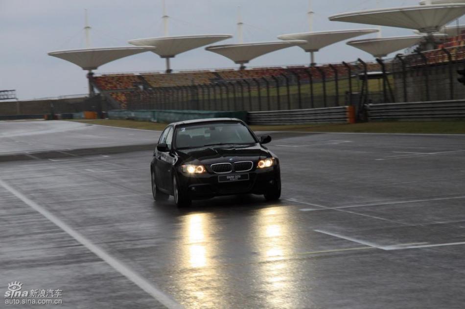 BMW 325i M运动型动态实拍图
